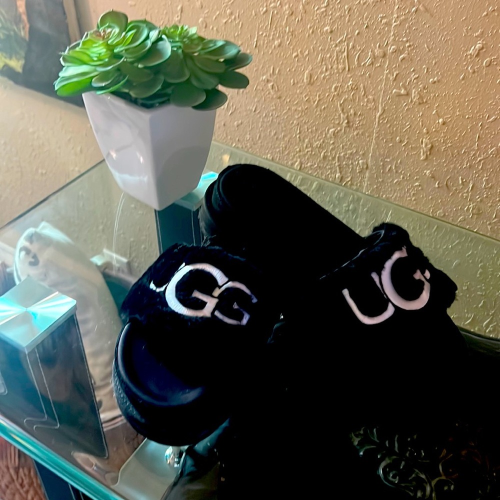 UGG Slides nwo box super new style! A must have for your closet. Size women’s 8.